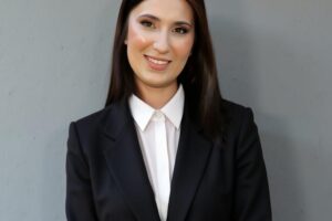 אדם נפגע בעבודה זקוק לייעוץ משפטי מול מסמכים רפואיים